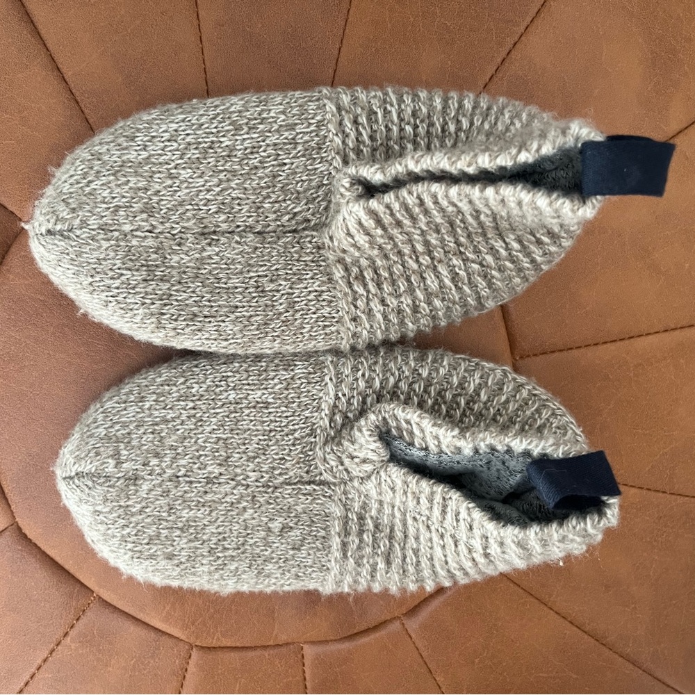 Bombas Textured Knit Slippers in Beige with Black Grips Toddler 8-10